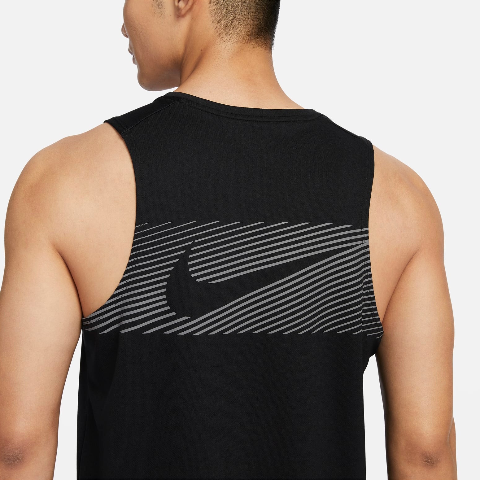 Спортивный топ Nike Miler Flash Tank 'Black' FN3987-010, черный — фото 3