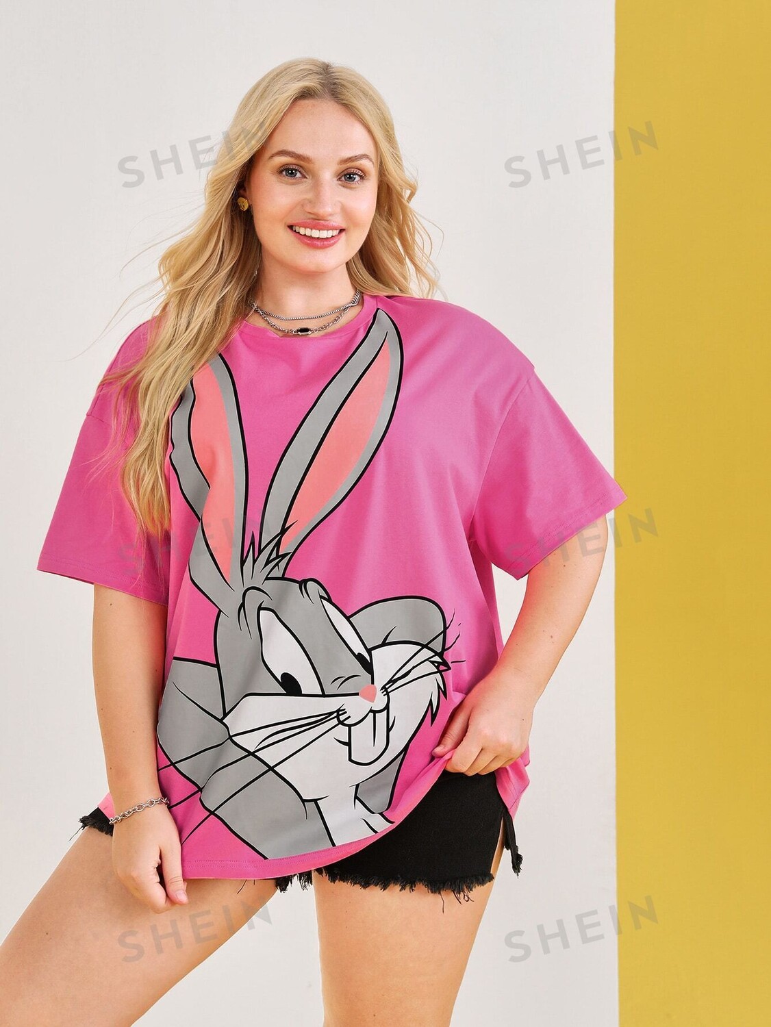

Футболка Shein Plus с заниженными плечами и мультяшным принтом, ярко-розовый