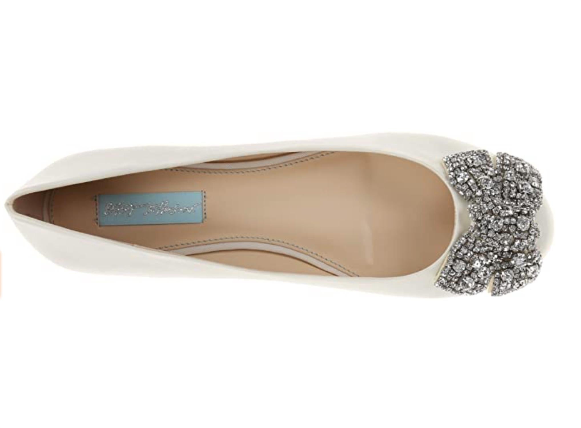 Женские туфли Ever Satin Flat в цвете слоновой кости Betsey Johnson — фото 2