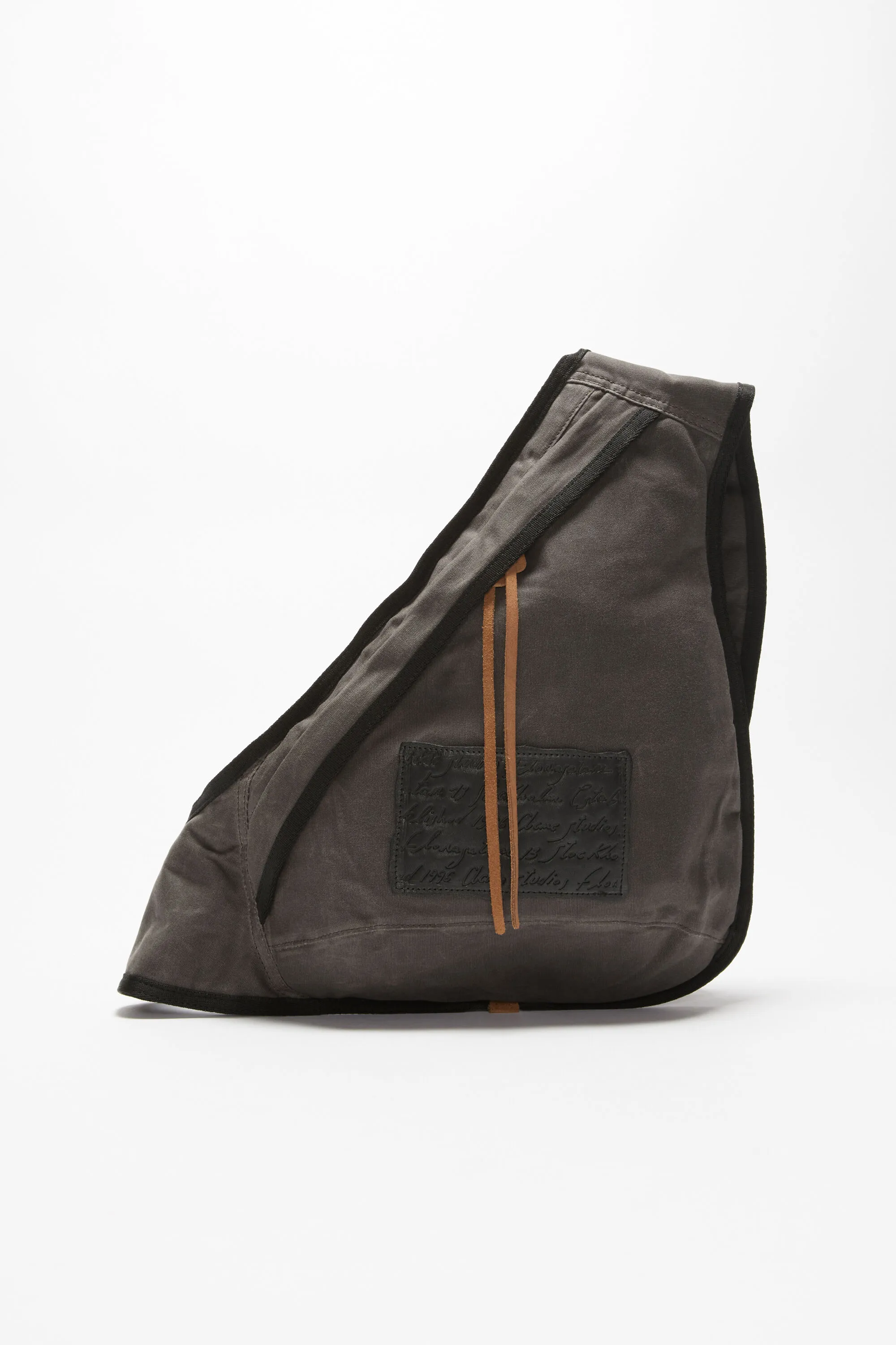 

Рюкзак-слинг Acne Studios, серо-черный