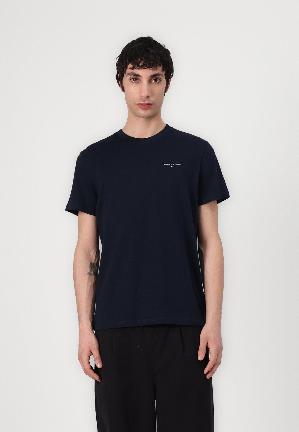 

Базовая футболка LINEAR CHEST TEE Tommy Jeans, темно-синий