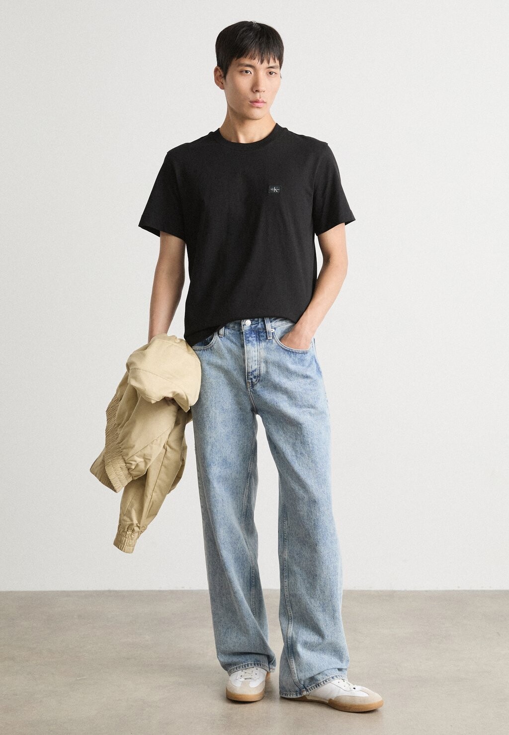

Базовая футболка LABEL REGULAR TEE Calvin Klein Jeans, черный