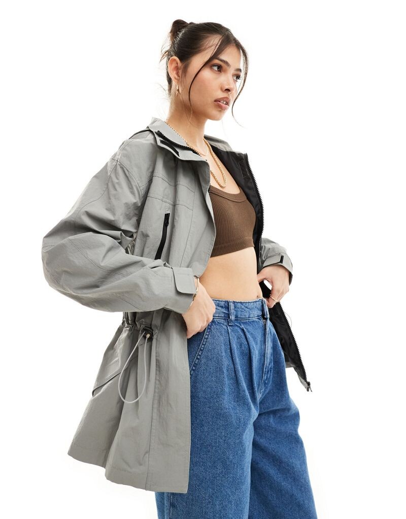 

Серая походная куртка с несколькими карманами ASOS