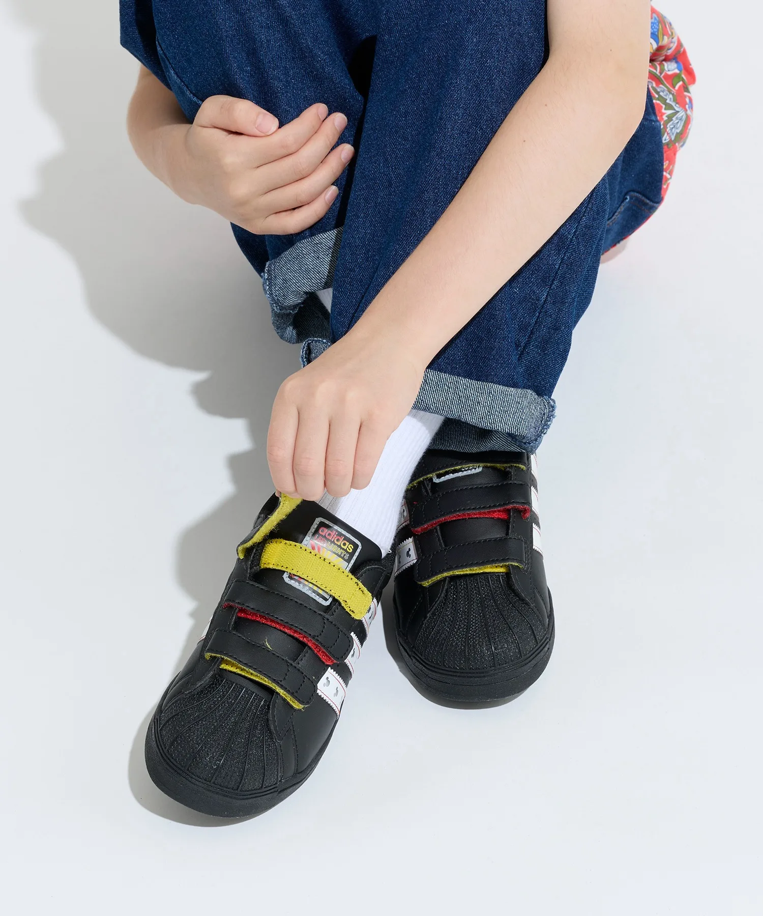 Детские кроссовки с LED-подсветкой adidas Disney SST Superstar черные — фото 4