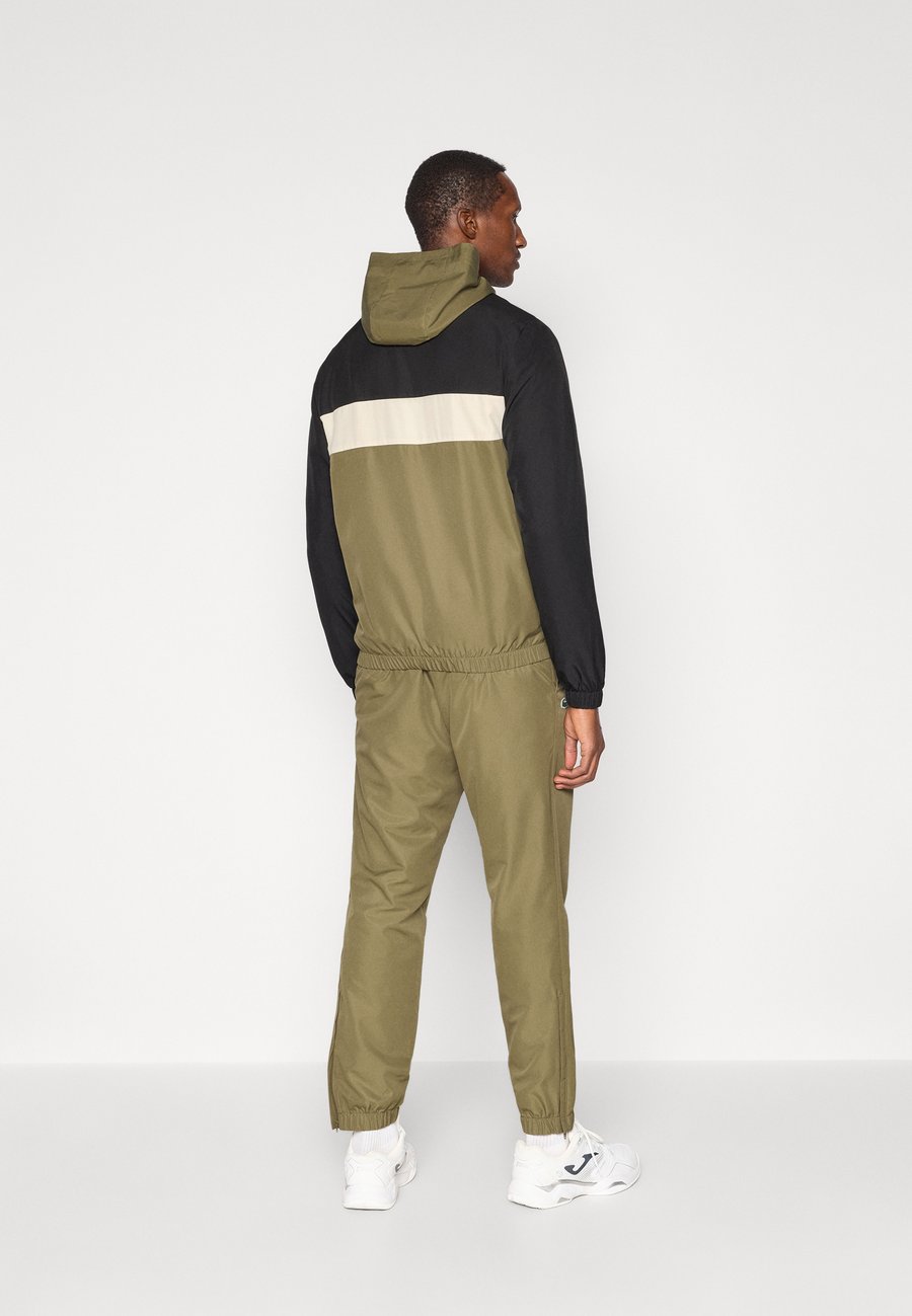 Спортивный костюм Lacoste Sport TRACKSUIT HODDED SET, Olive/Black Lapland/Olive — фото 3