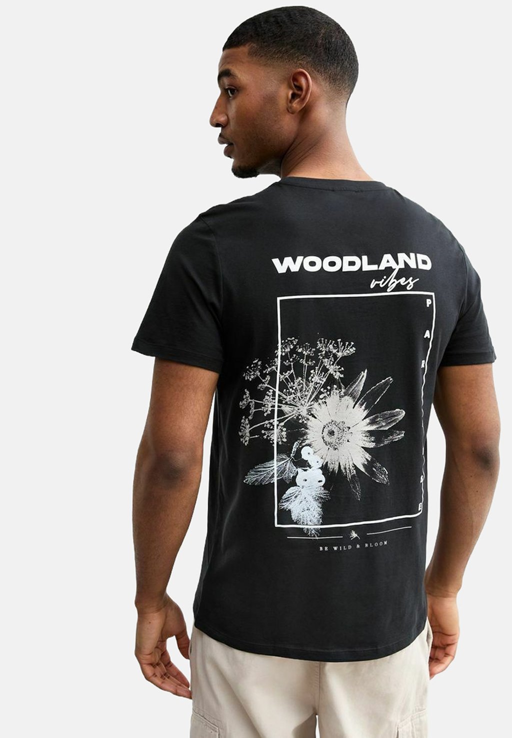 

Футболка с принтом WOODLAND New Look, черный