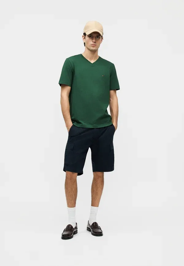 Футболка Tommy Hilfiger Essential V Neck Tee Core Basic, уличный зелёный — фото 2