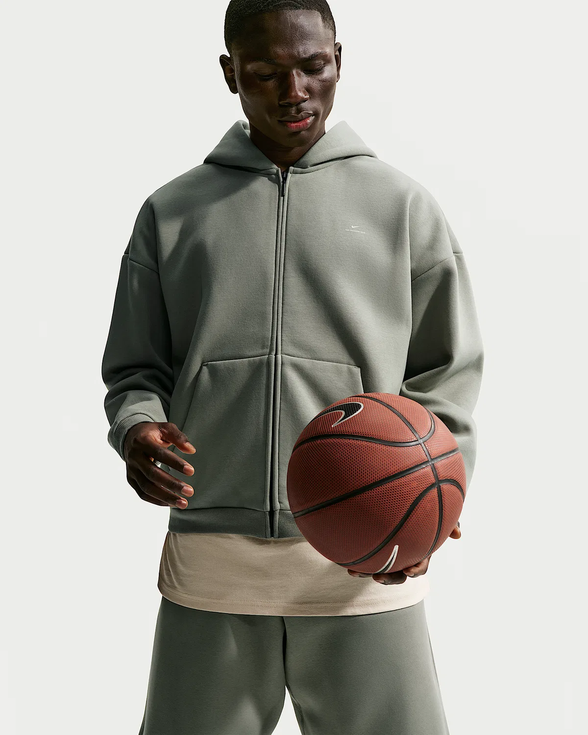 Мужская баскетбольная кофта Nike Standard Issue Therma-FIT на молнии, Dark Stucco/Pale Ivory — фото 3