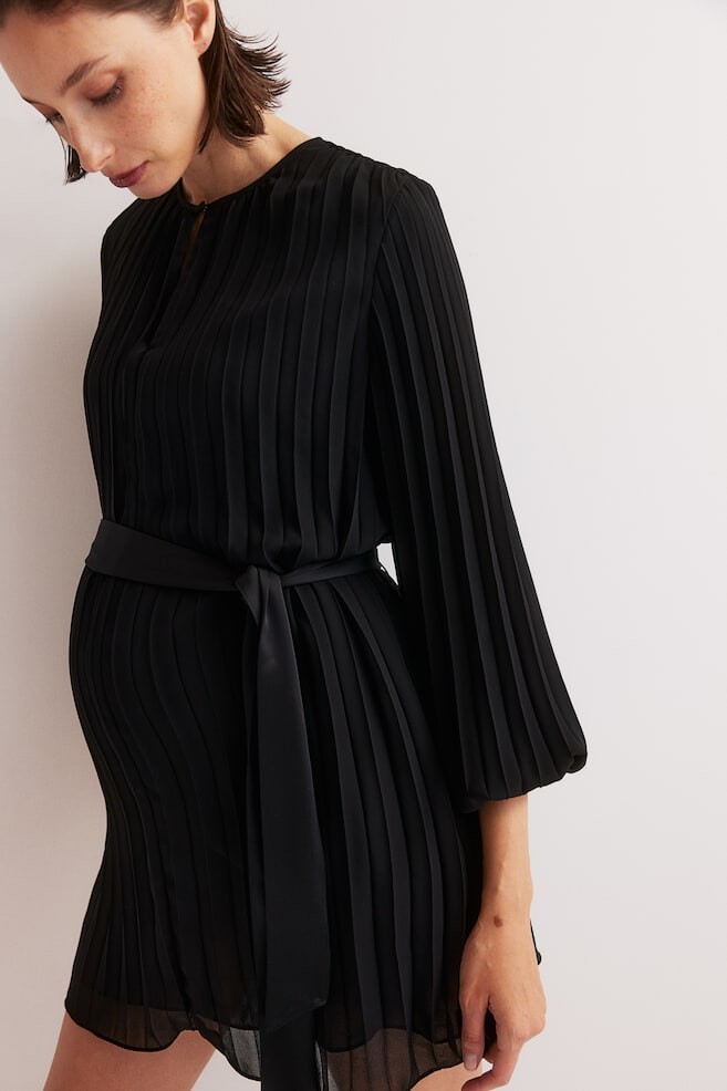 

Плиссированное платье mama с поясом H&M, черный