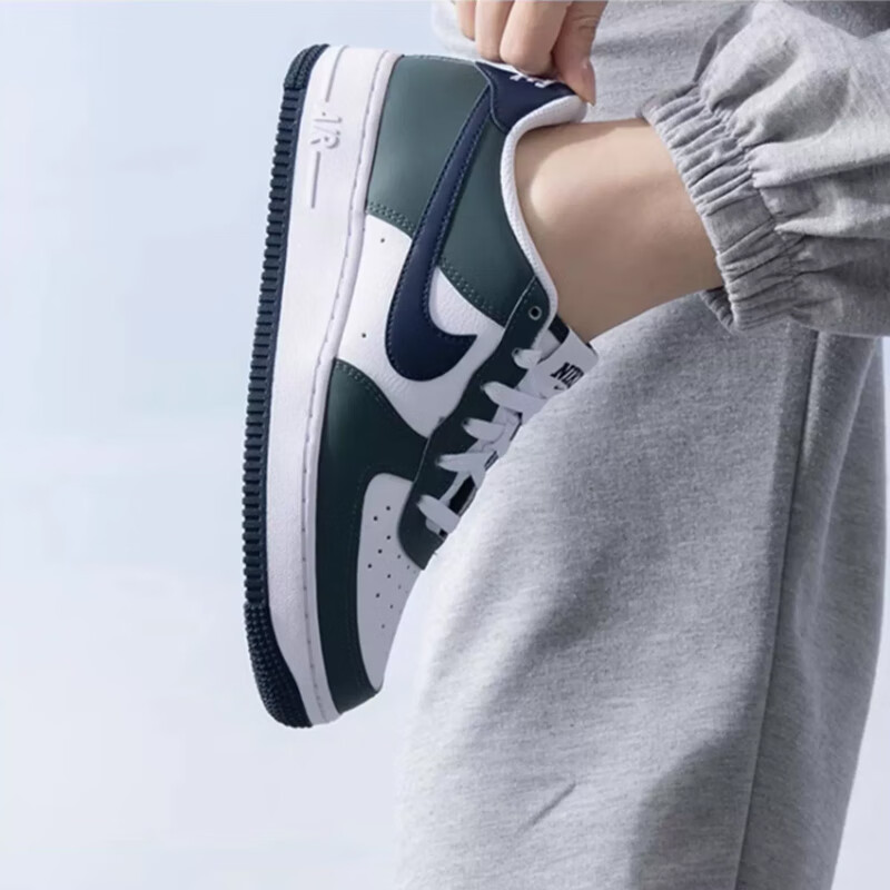 Футболка Nike Air Force 1 Low Obsidian Vintage Green GS, белый/черный обсидиан/винтажный зеленый — фото 4