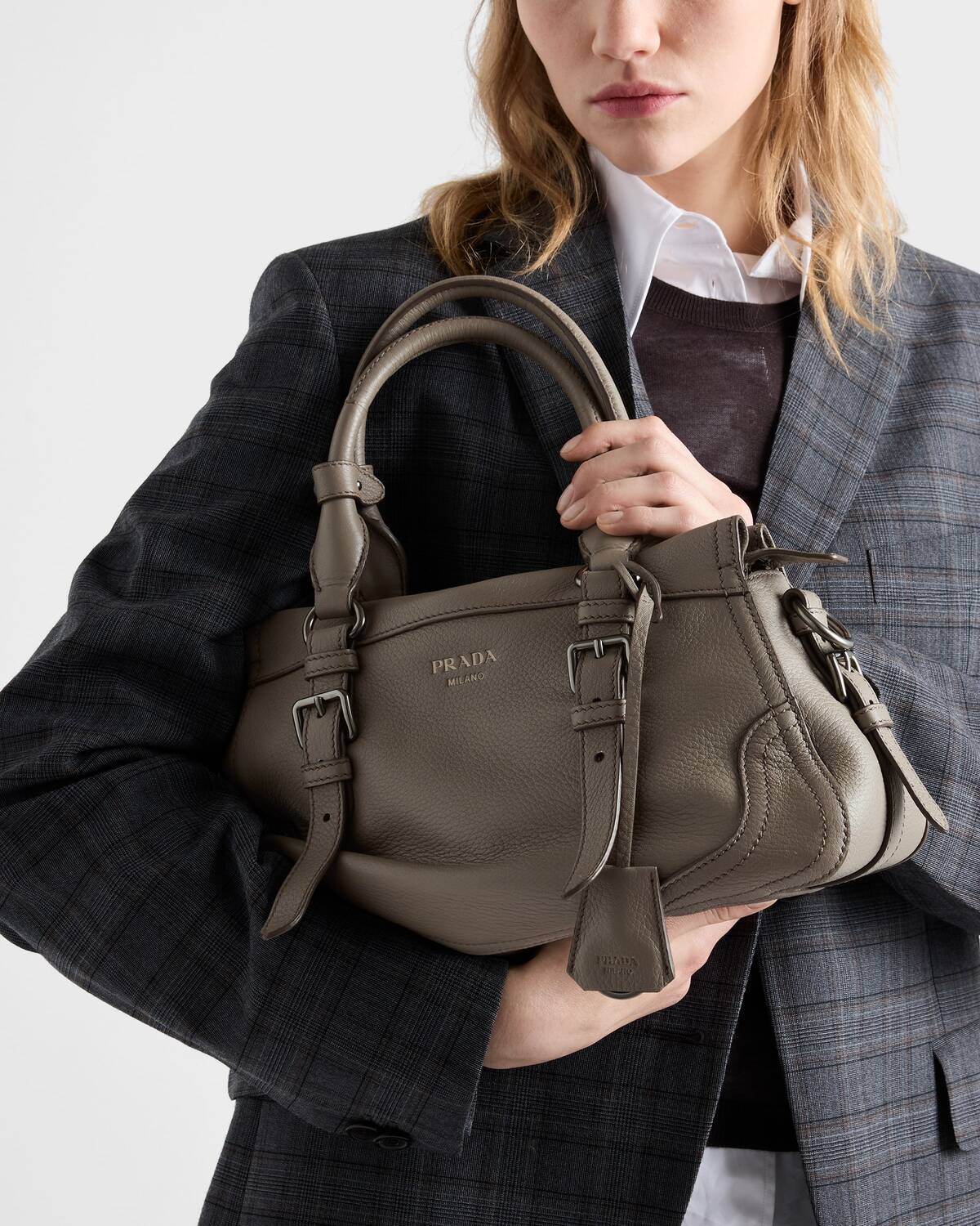 Большая кожаная сумка-тоут Prada, глиняно-серый — фото 2