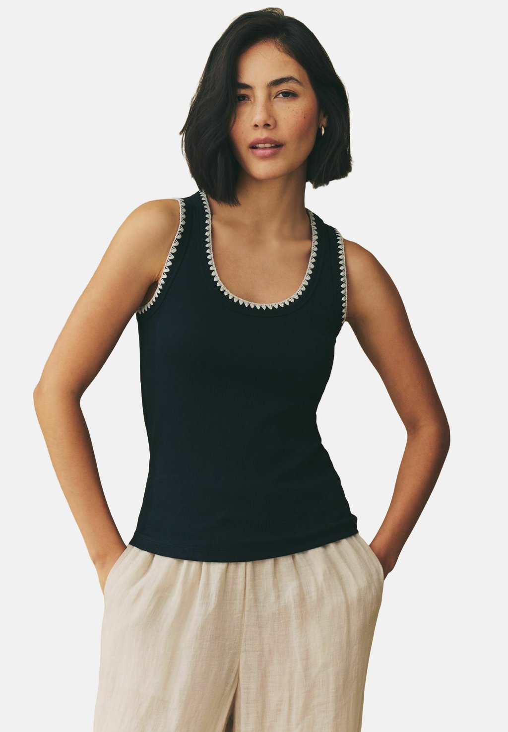 

Топ CONTAST TRIM SCOOP NECK SLEEVELESS Next, черный