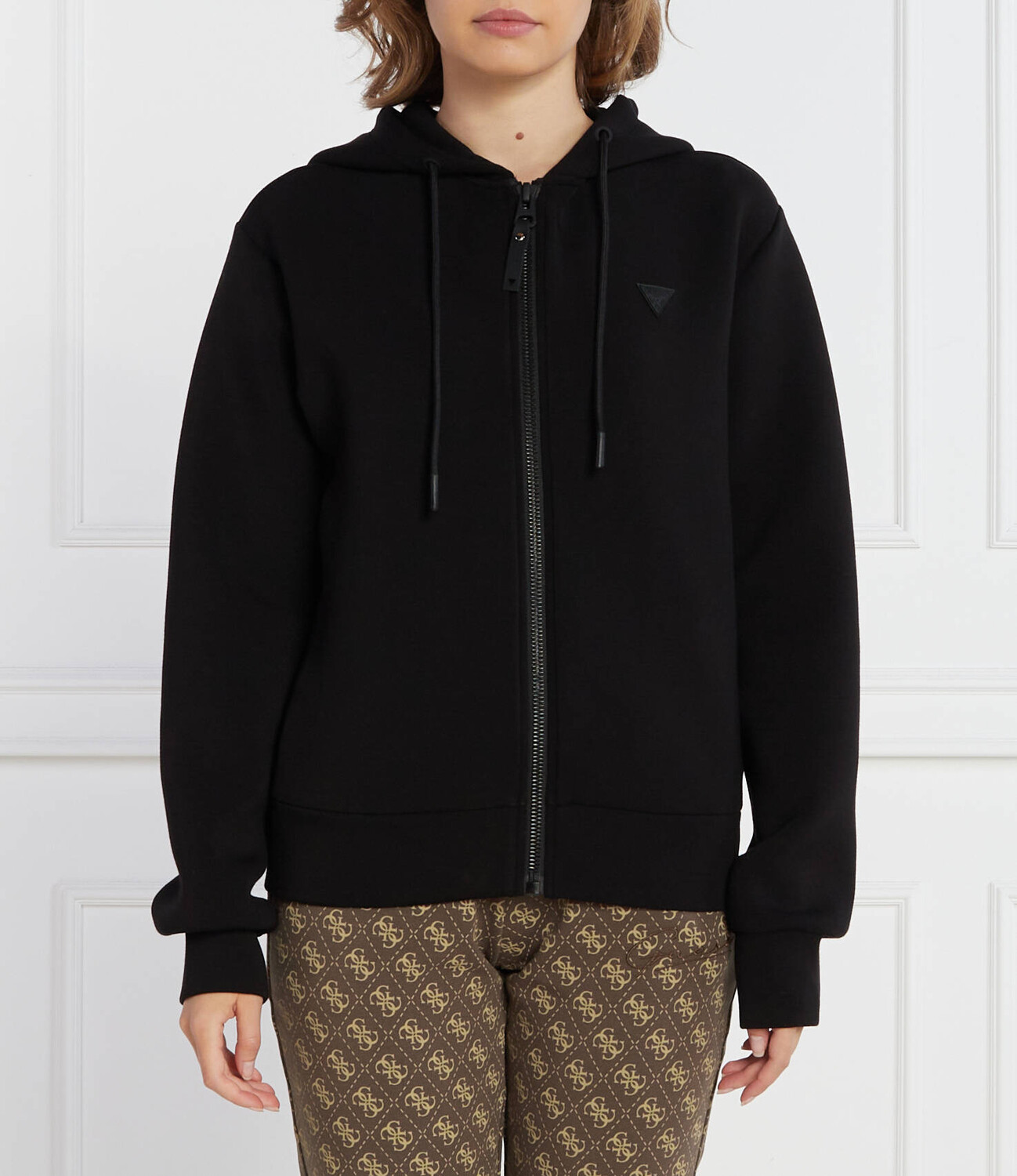 

Толстовка GUESS ACTIVE ALLIE SCUBA HOODIE ZIP Regular Fit, черный