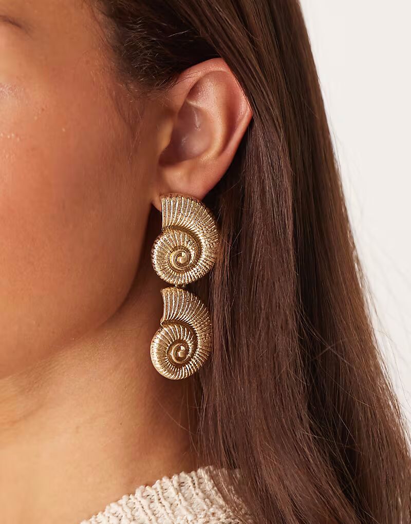 

Серьги-гвоздики с двойной ракушкой золотистого оттенка Asos Design