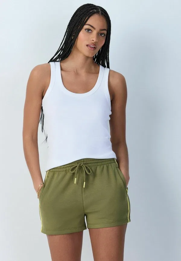 Облегающие шорты с боковыми полосками. спортивные штаны Next, Olive Green