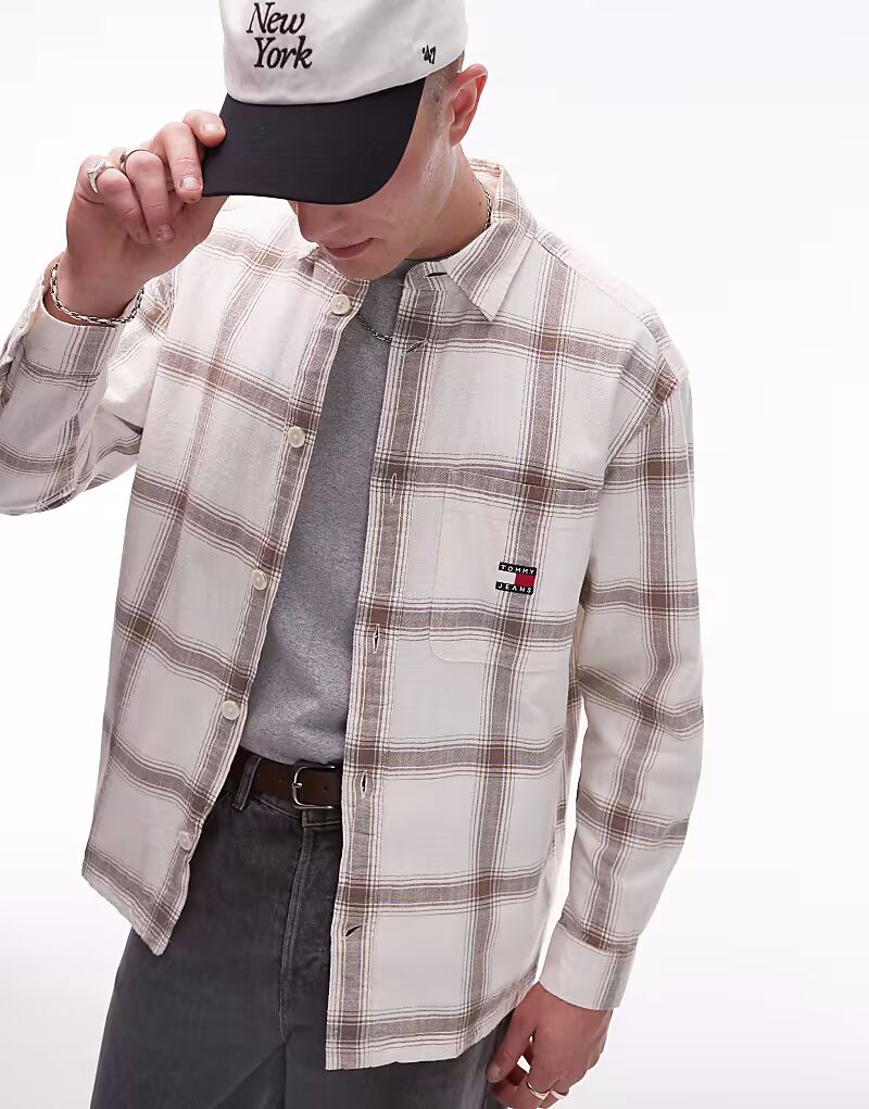 

Рубашка в клетку Tommy Jeans белого цвета
