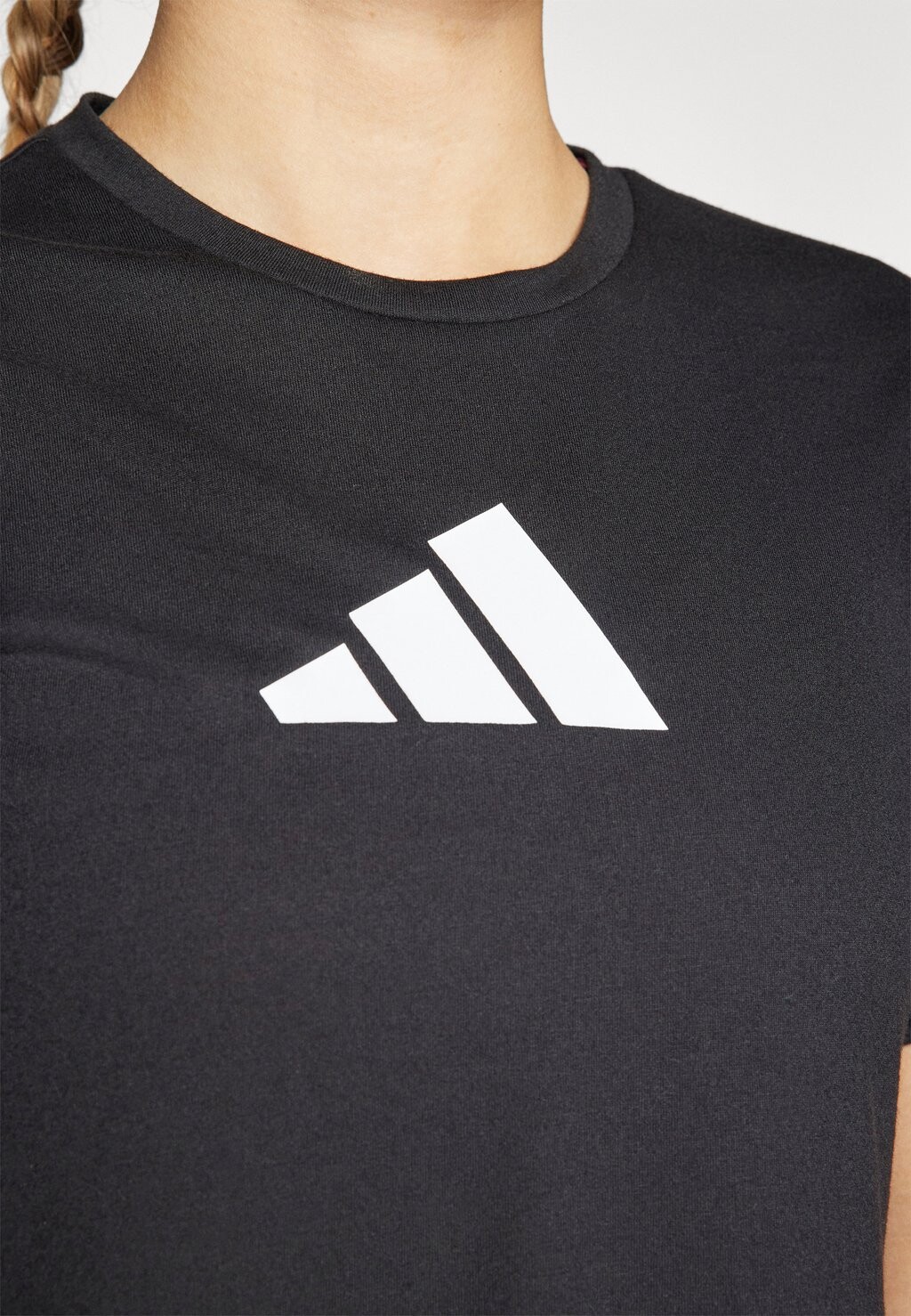 

Принт на футболке ESSENTIALS BIG PERFORMANCE adidas, черный