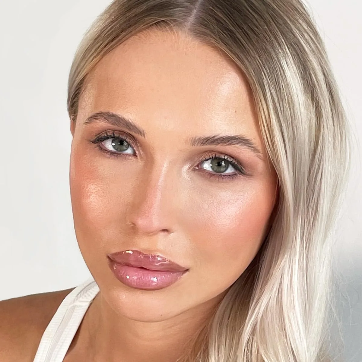 Kevyn Aucoin The Lighting Stick: Средство для улучшения цвета лица. Отражает свет, осветляет углы. Сделано в Италии. 1 штука (1 шт.), SOFT LIGHT (fair to light skin tones) — фото 3