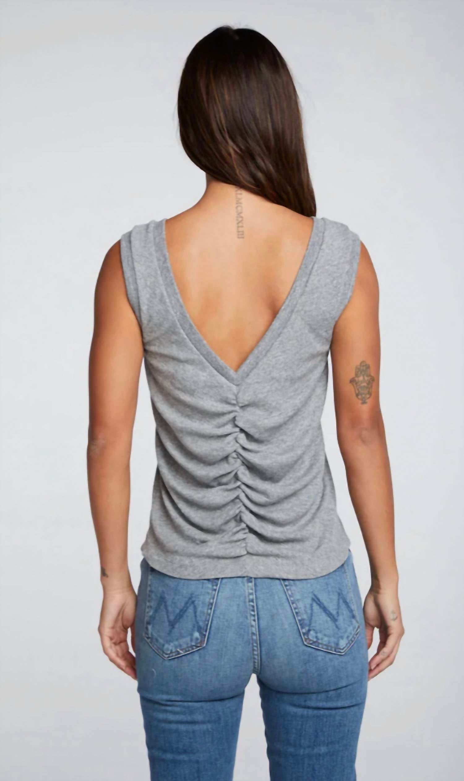 

Майка Triblend Rib Shirred Back V Muscle в полосатом сером цвете Chaser