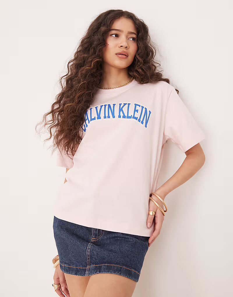 

Футболка Calvin Klein Jeans в стиле varsity нежно-розового цвета