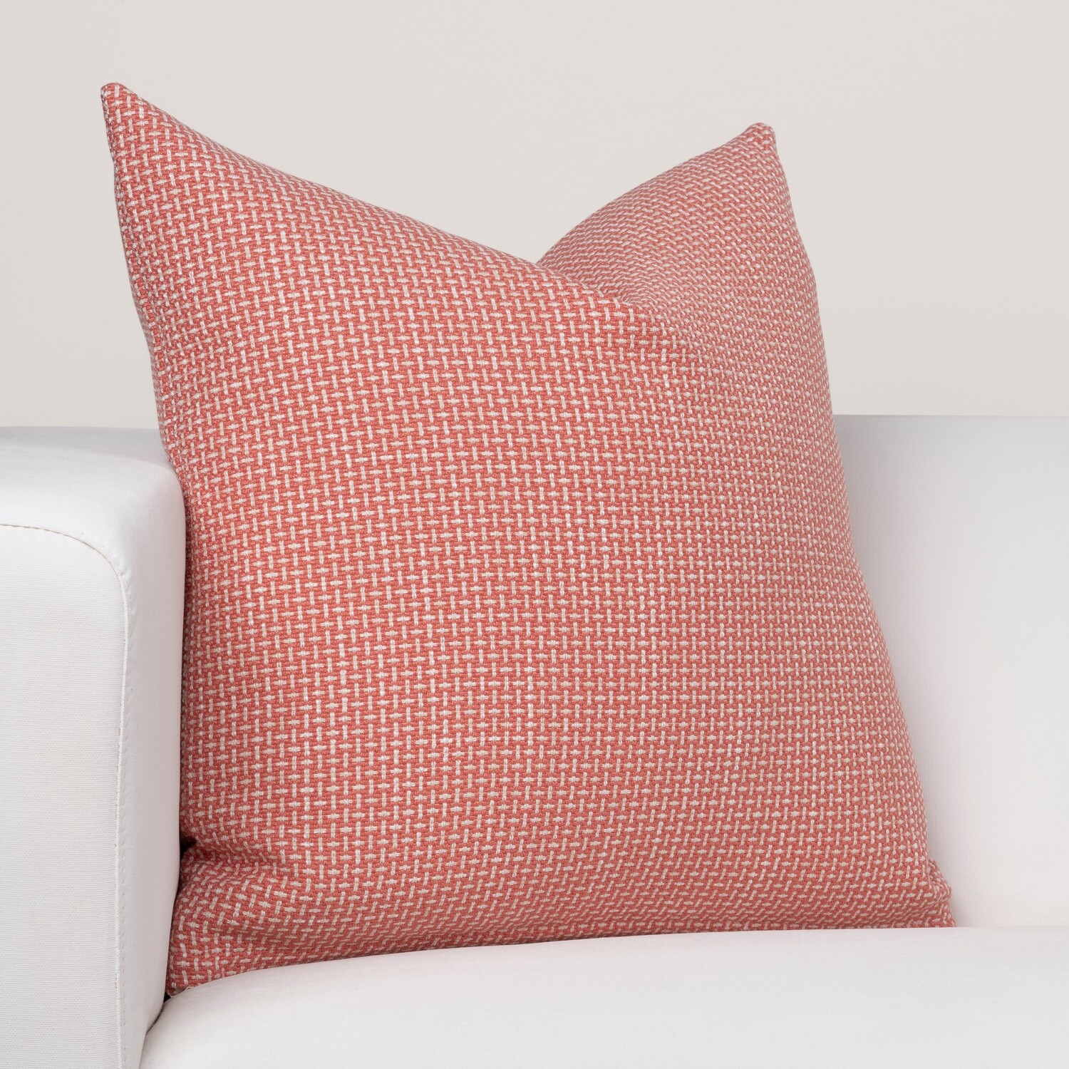 

Подушка дизайнерская Ernest Hemingway Coral Reef Bed Bath & Beyond, розовый