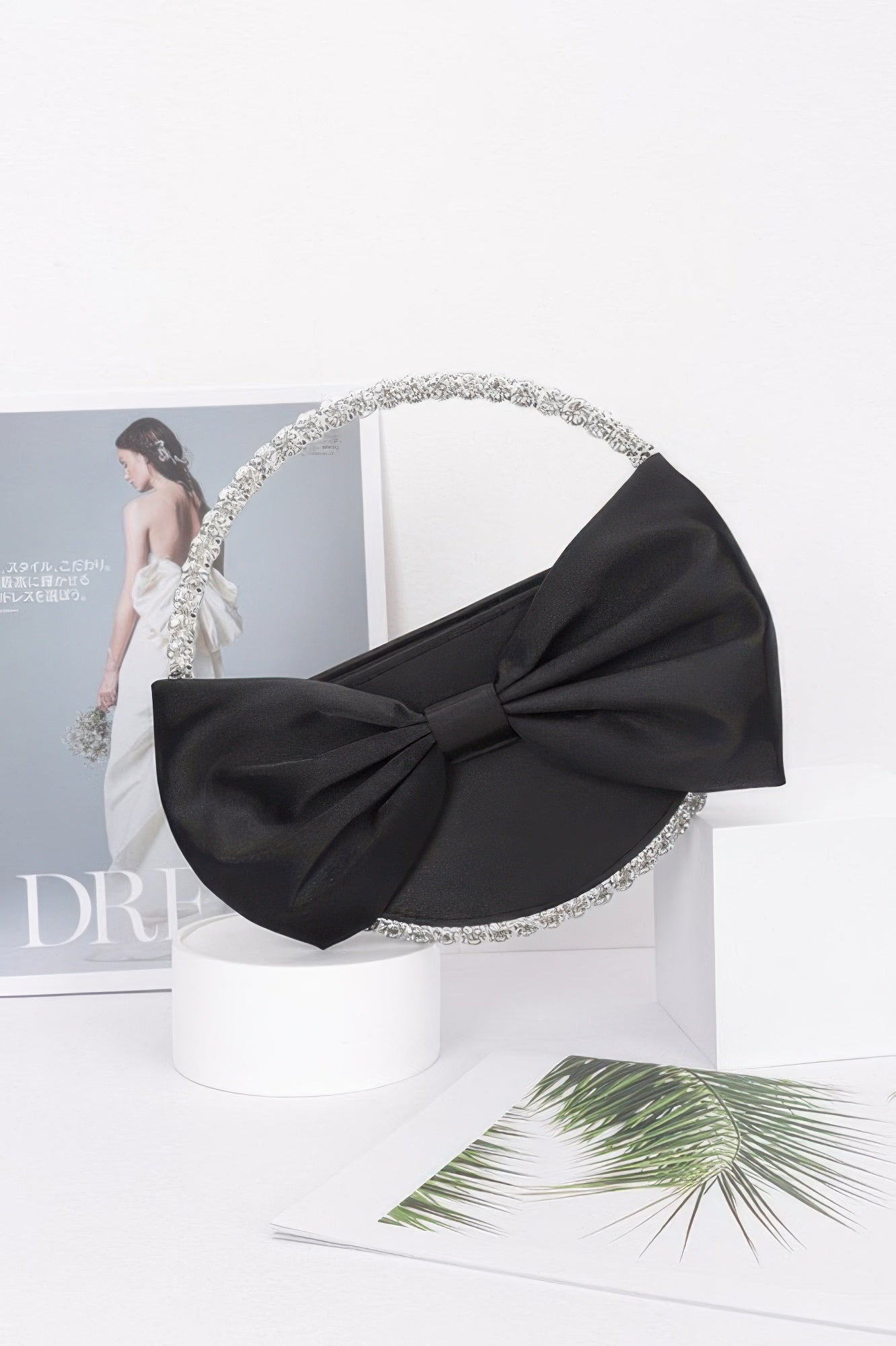 

Атласный клатч с круглыми стразами и металлической лентой FASHNZFAB, черный