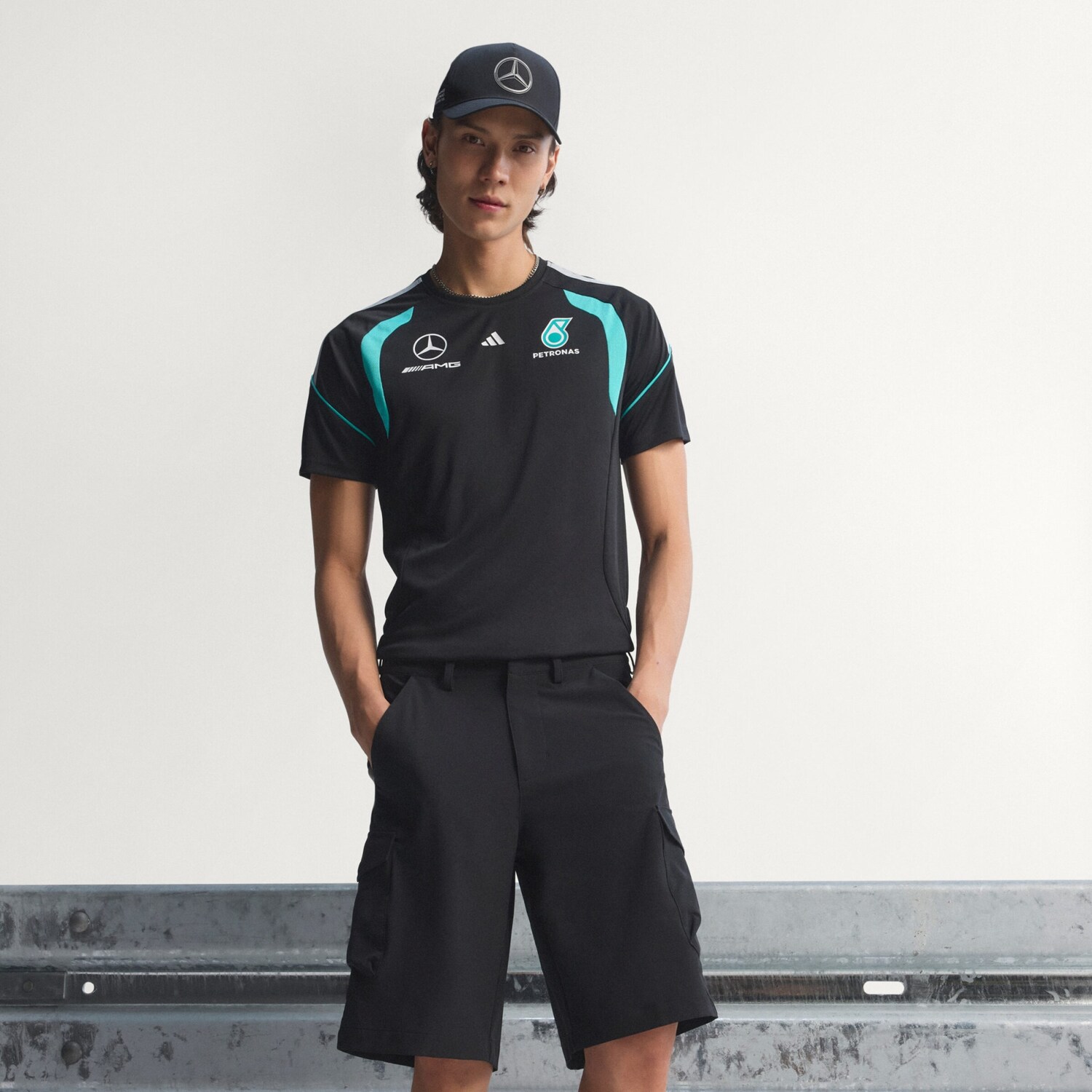 Adidas Performance Шорты для тренировок свободного кроя 'MERCEDES - AMG PETRONAS FORMULA 1' в черном цвете — фото 4