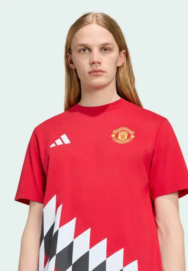 Футболка Adidas Performance Manchester United Stadium Graphic, красная — фото 3