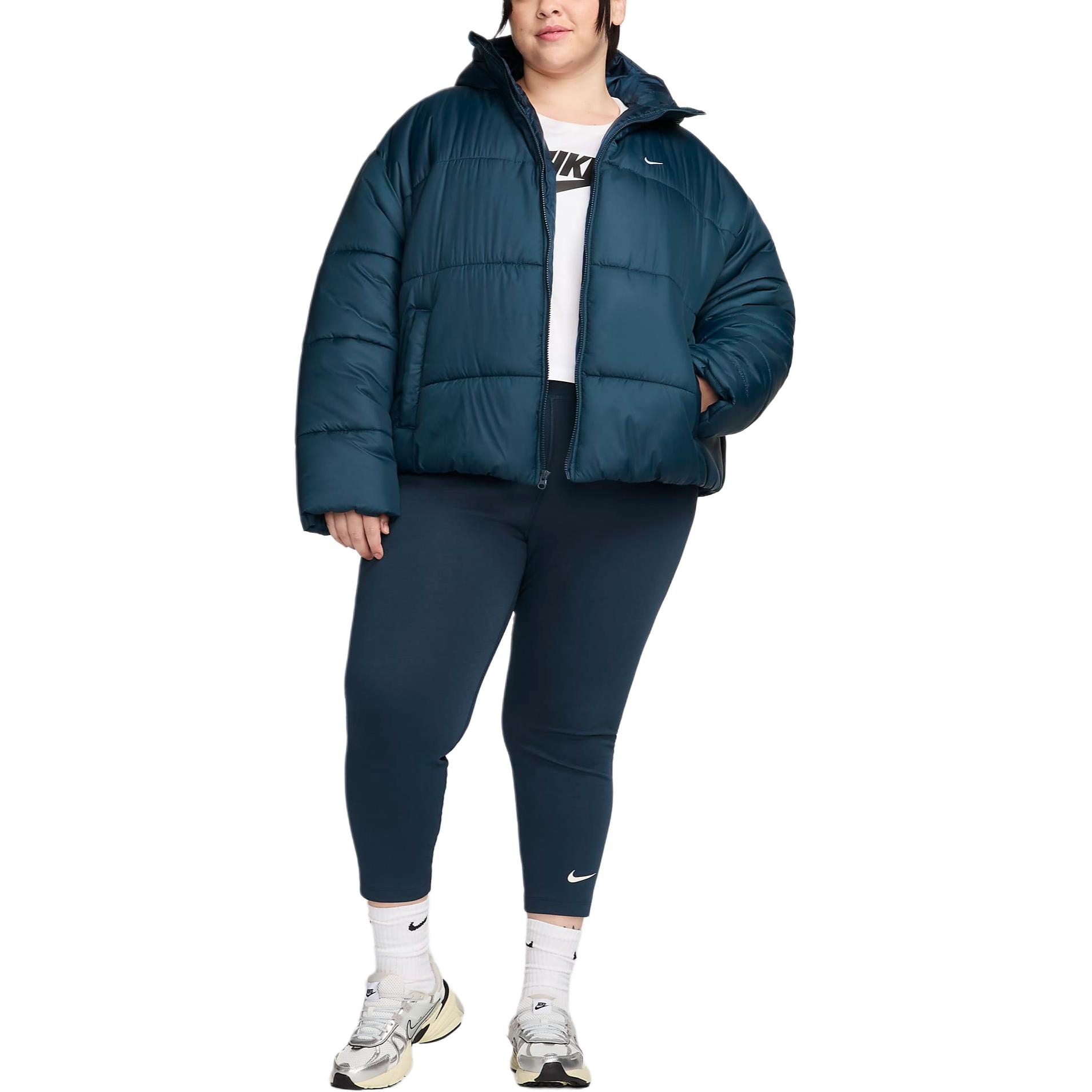 Nike Классическая женская пуховая куртка с капюшоном свободного кроя Therma FIT больших размеров, Arsenal, Marine Blue/White — фото 4