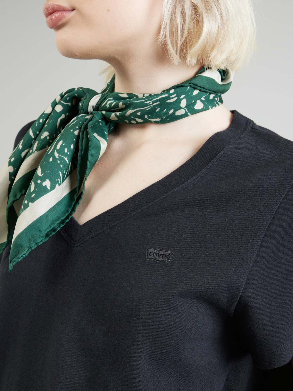 LEVI'S  Футболка 'Favorite Cotton V-Neck Tee' в черном цвете — фото 2