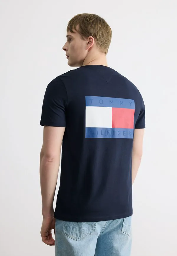 Эксклюзивная футболка с принтом флага на спине. Tommy Hilfiger, Desert Sky