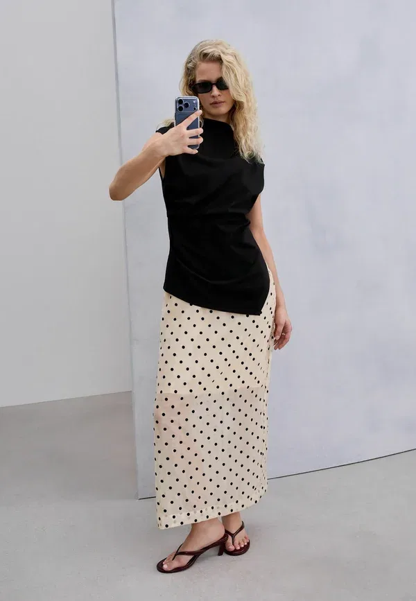 Платье-миди Regular fit 2 in 1 sheer skirt midi dress, Next, черно-белый горошек — фото 4