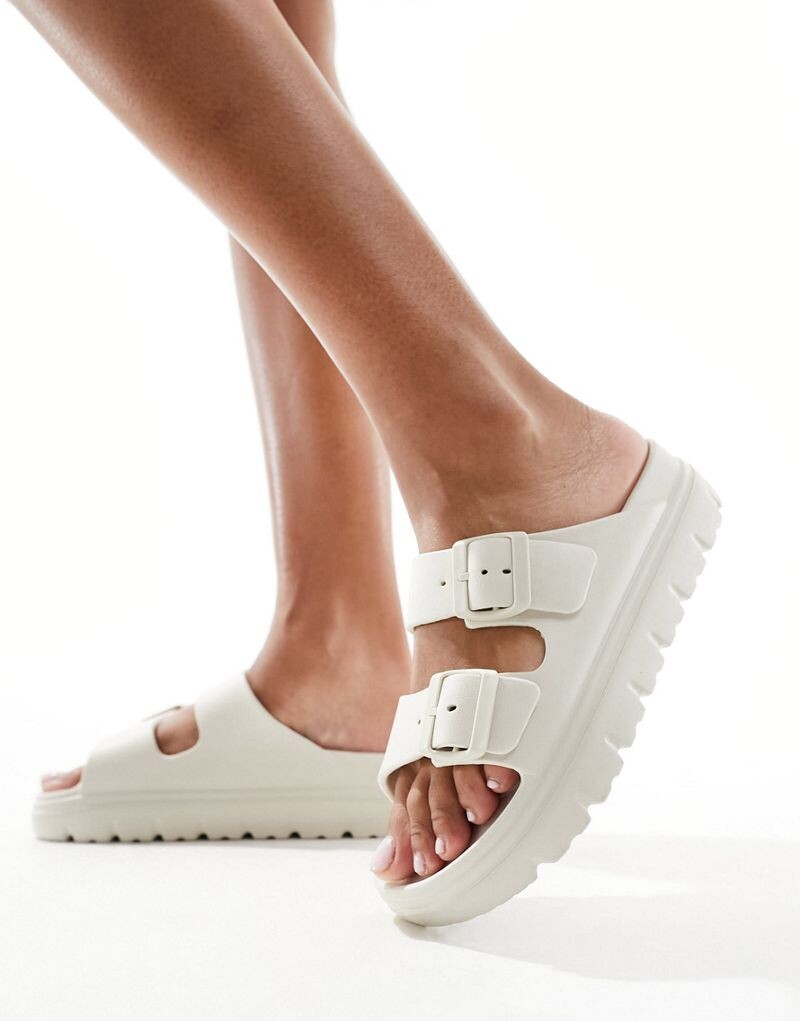 

Бежевые шлепанцы с двойной пряжкой schuh Tilda