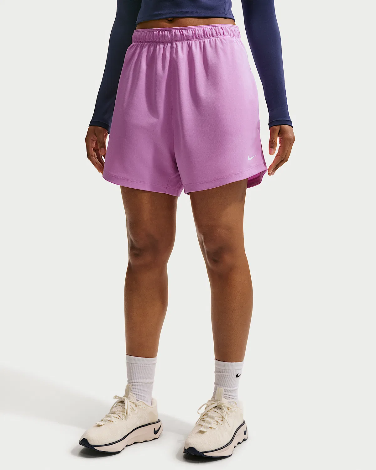 Женские шорты Nike Attack Dri-FIT средней посадки, длина 4", Light Magenta/Pink Foam/White — фото 2