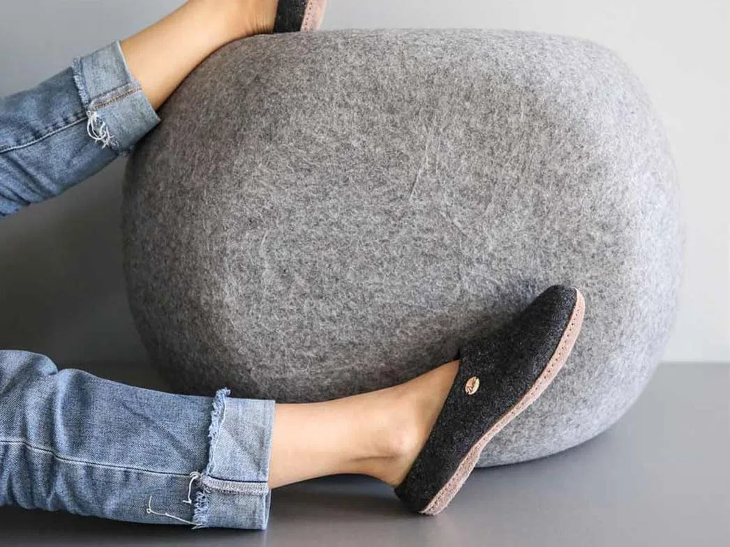 WoolFit Classic - женские и мужские войлочные тапочки - искусно выполненные вручную войлочные тапочки с двухцветной стелькой и подошвой из растительной кожи. Размеры 35-50 Wool fit, Graphitegray — фото 4