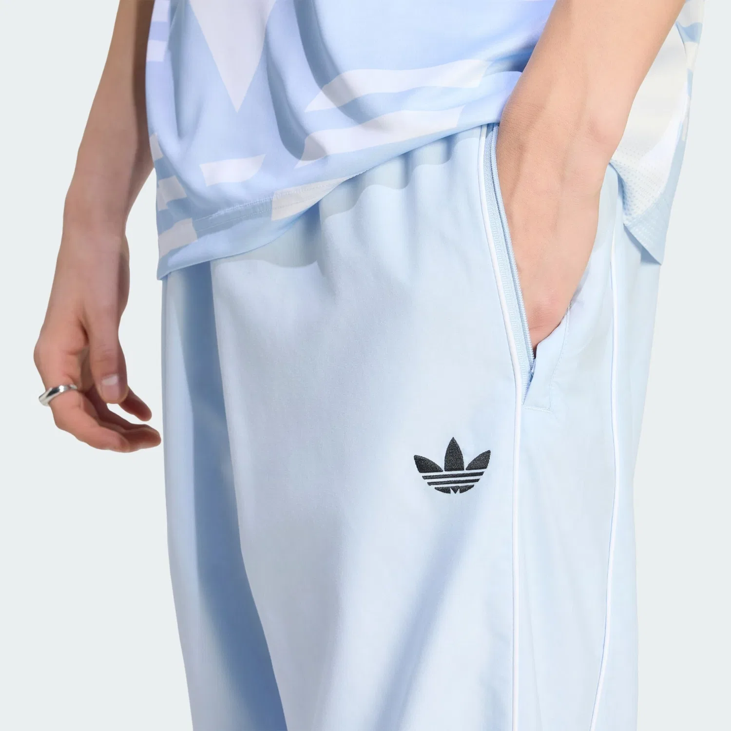 Брюки Adidas Originals Regular светло-голубого цвета — фото 4