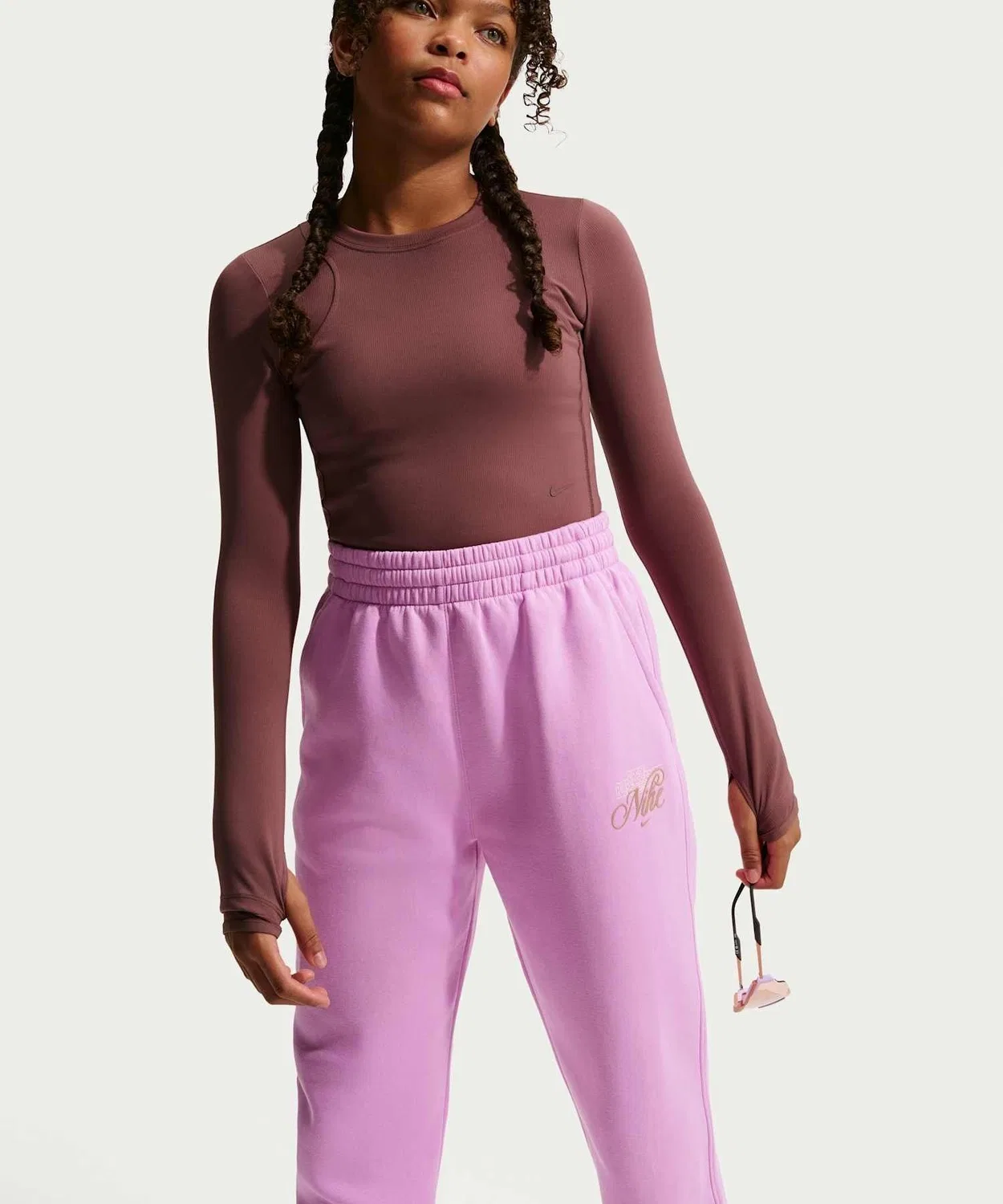 Штаны Nike Sportswear Club Fleece девочек, свободные, с графикой, светло-малиновый — фото 4