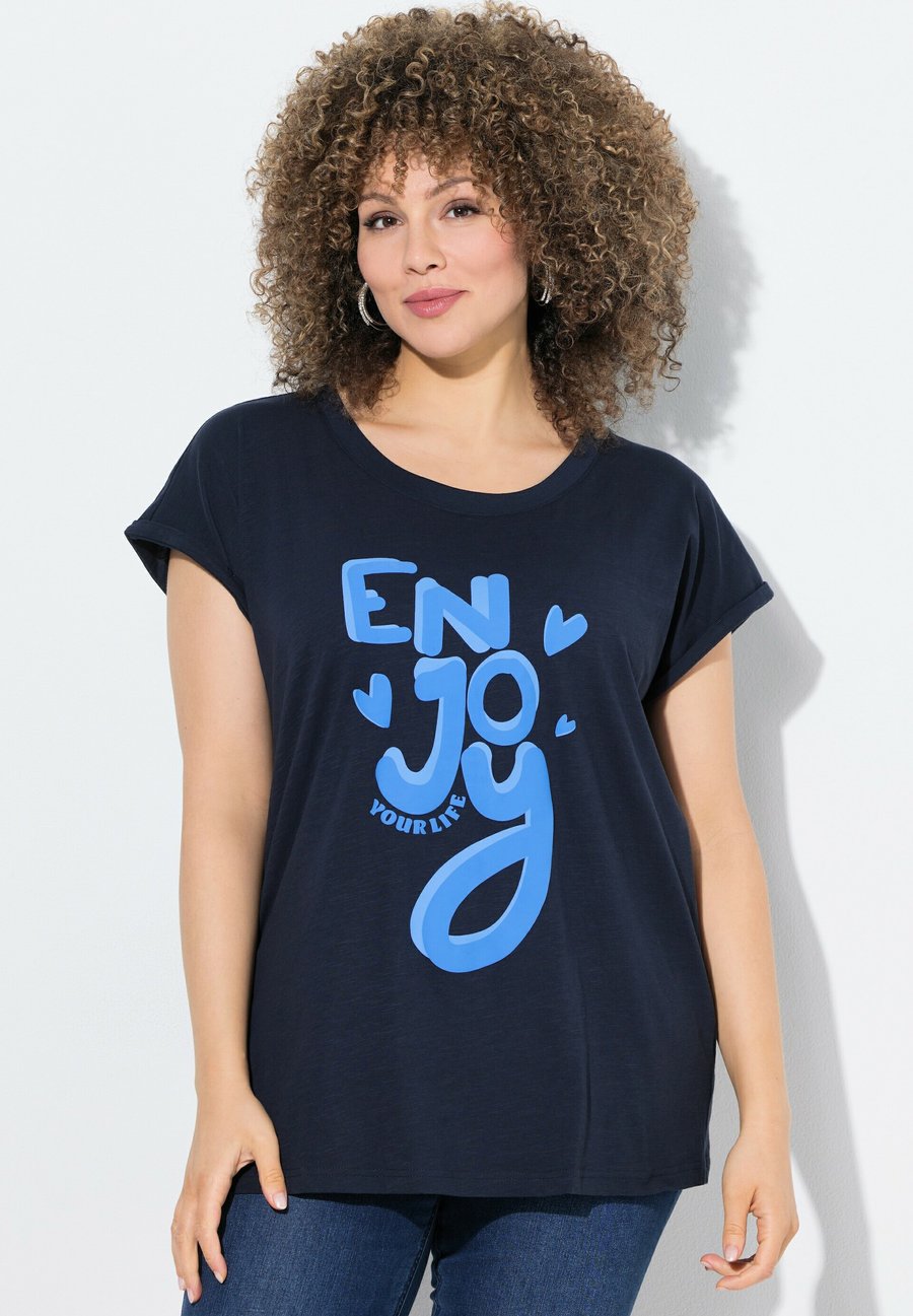 

Футболка Ulla Popken ENJOY CAP SLEEVE GRAPHIC, Marine/Dark Blue, Синий, Футболка Ulla Popken ENJOY CAP SLEEVE GRAPHIC, Marine/Dark Blue