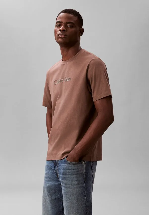Футболка с графическим принтом в спортивном стиле Calvin Klein, Warm Oak — фото 4