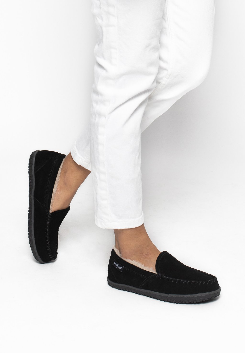 

Тапочки TEMPE Minnetonka, цвет black