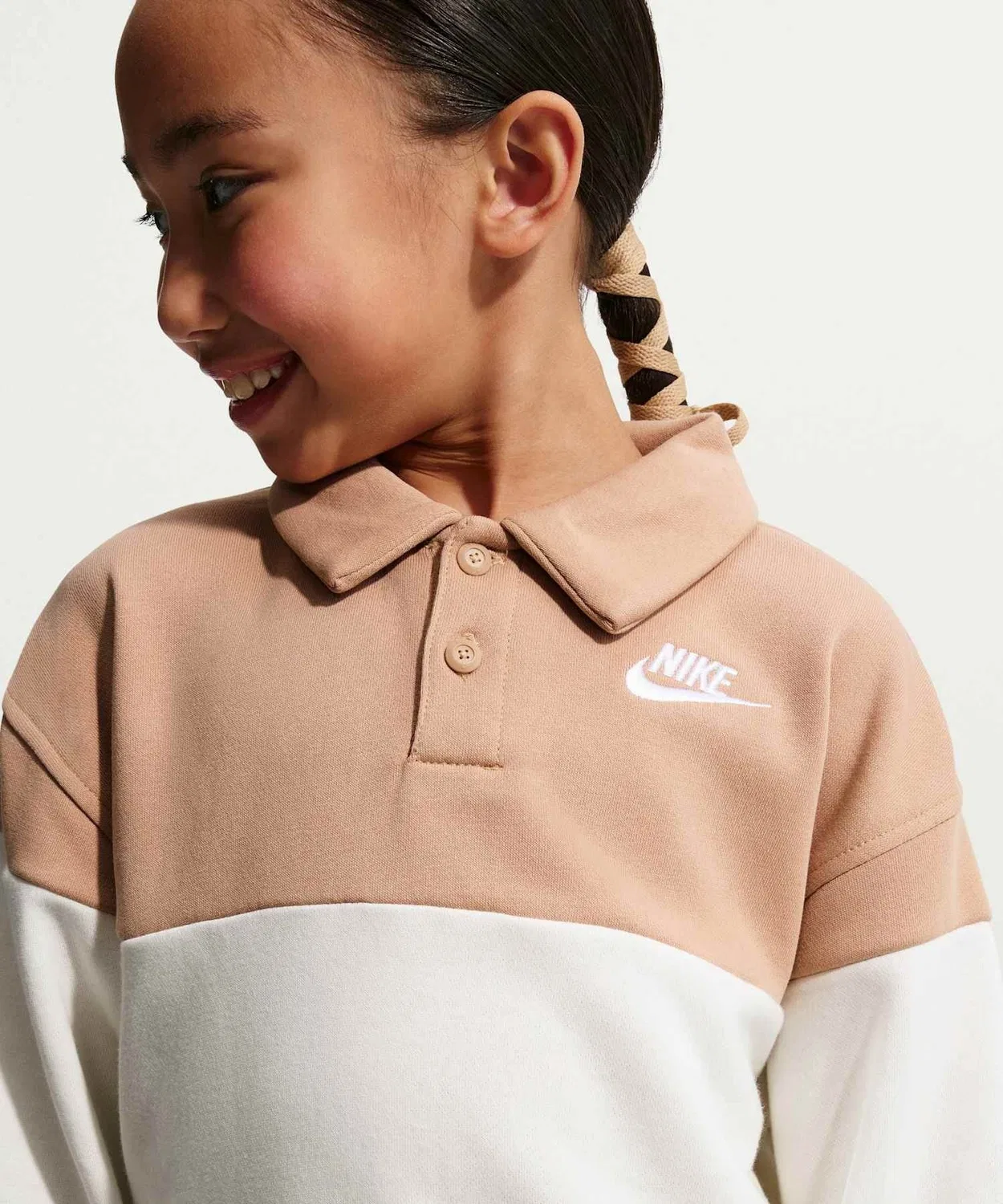 Регбийная рубашка Nike Sportswear Club для детей, из французского трикотажа, коричневая — фото 2