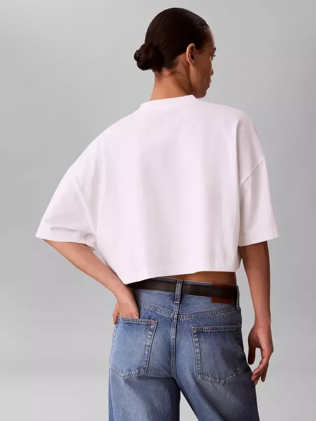 Укороченная футболка с университетским логотипом, ярко-белая Calvin Klein — фото 3