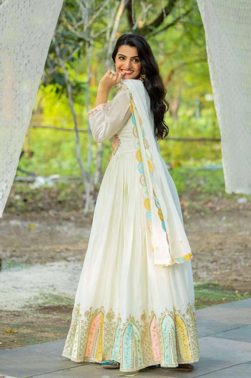 Женский комплект Amberic Chinon Silk Anarkali Kurti с многониточной вышивкой и дупаттой из ткани Chinon Silk Generic, белый — фото 3