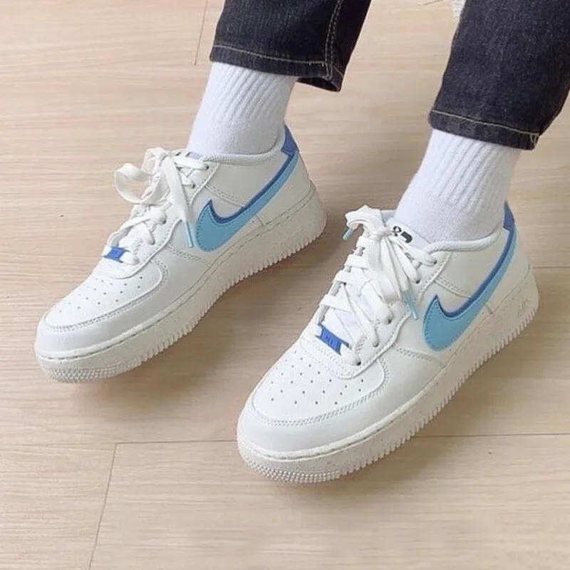 Nike Кроссовки Air Force 1 Low 82 Double Swoosh белые и голубые GS — фото 3