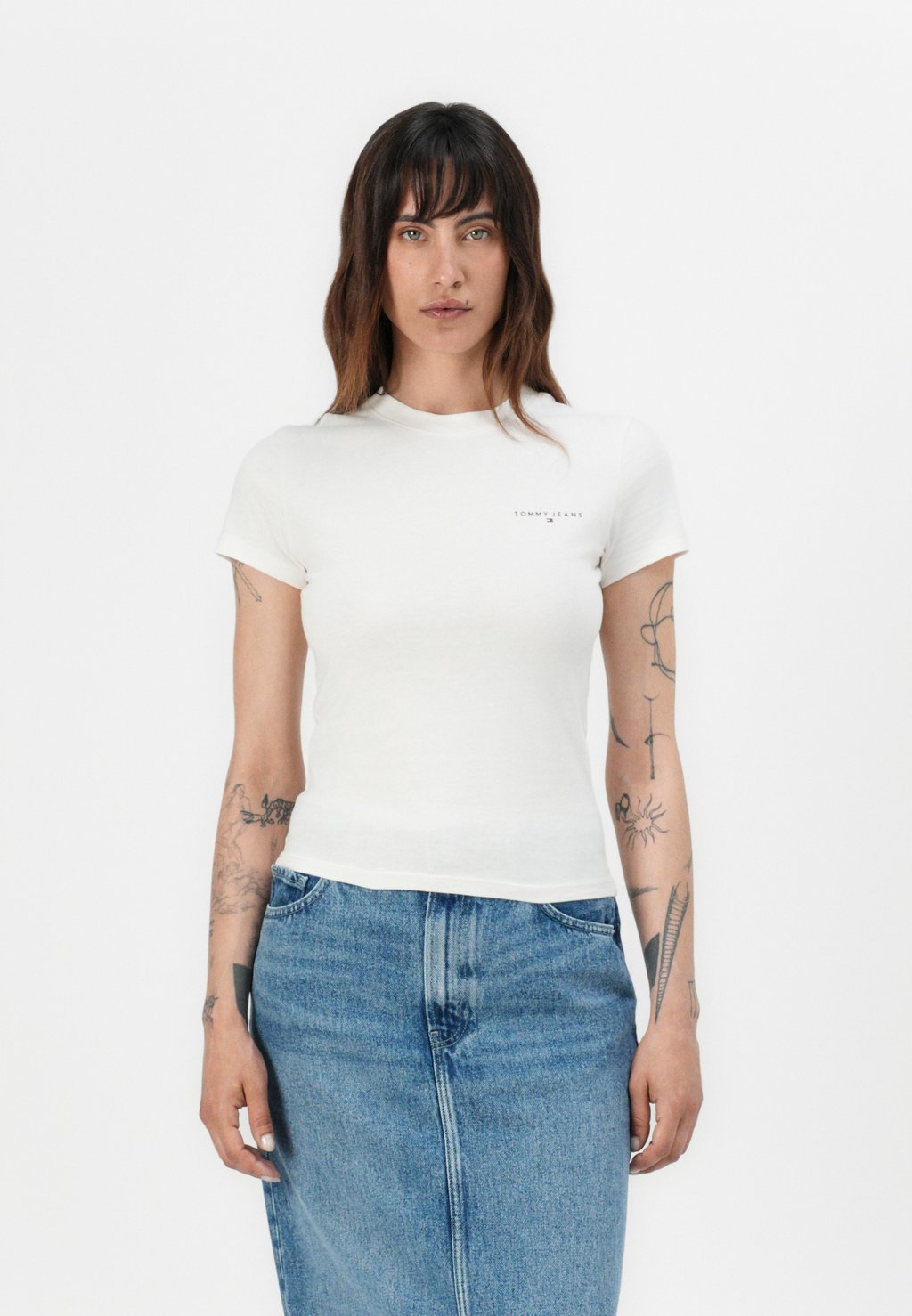 

Базовая футболка SLIM LINEAR TEE Tommy Jeans, белый
