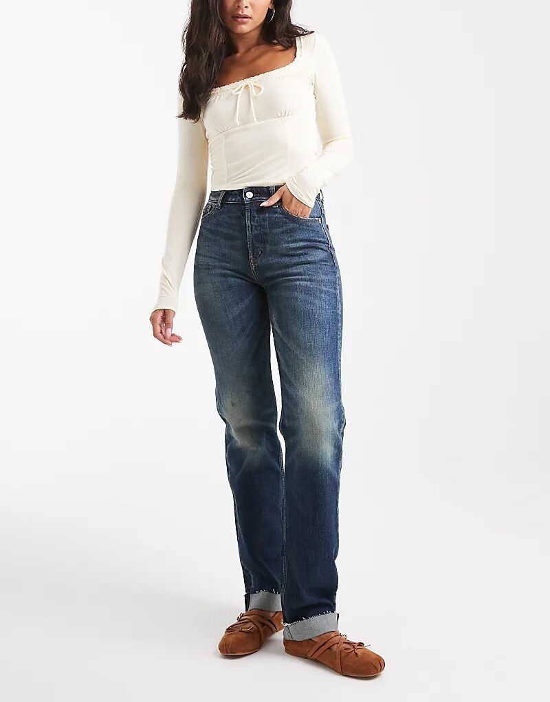 

Джинсы Tommy Jeans Kira средней посадки, зауженные, прямого кроя, с подворотами, темного цвета