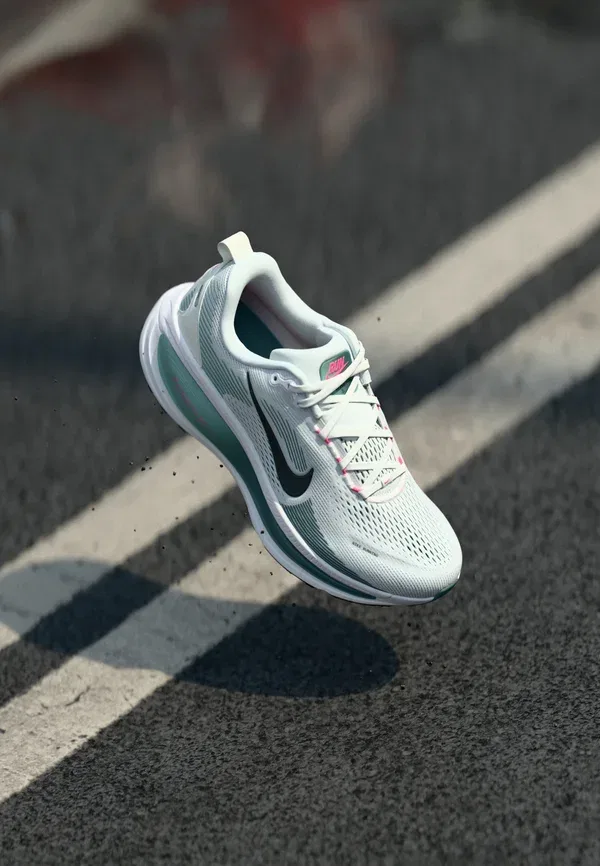 Кроссовки для бега по шоссе Nike Performance Vomero 18, белый/черный/минеральный сланец/минеральный/гипер розовый