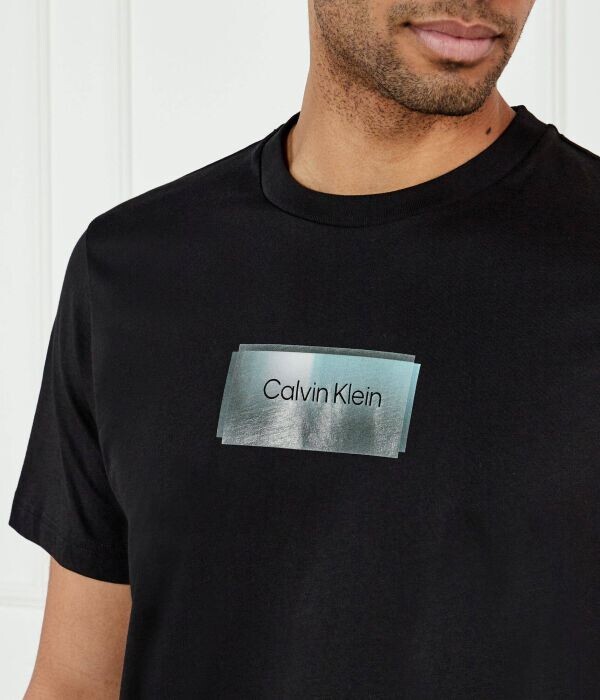 Футболка мужская Calvin Klein хлопковая с принтом, черный — фото 4