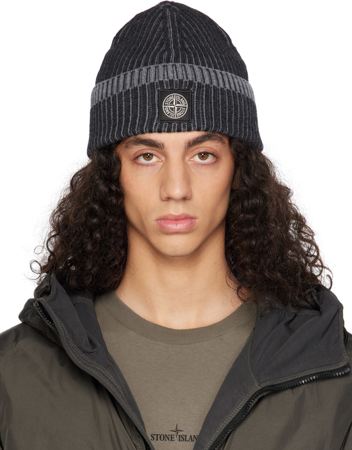 

Серая контрастная вязаная шапка-бейджик Stone Island