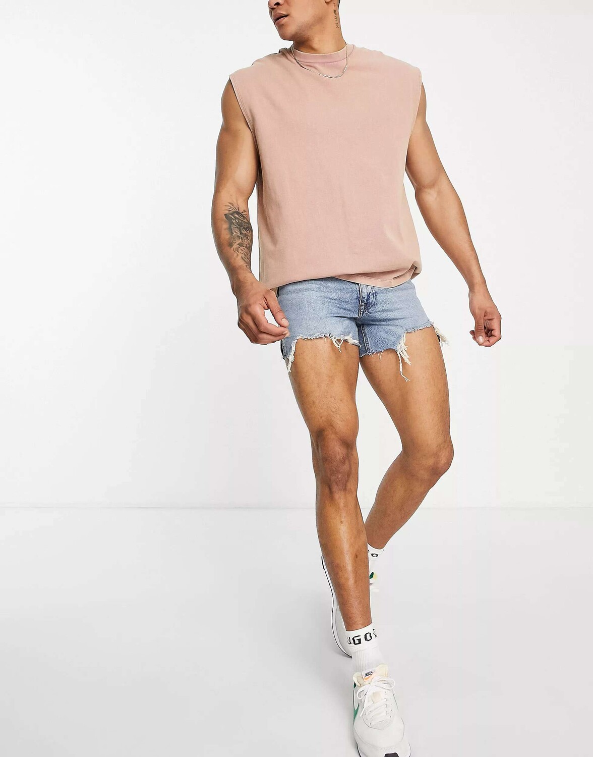 Укороченные джинсовые шорты ASOS в стиле 90-х с рваными деталями и необработанным краем — фото 4